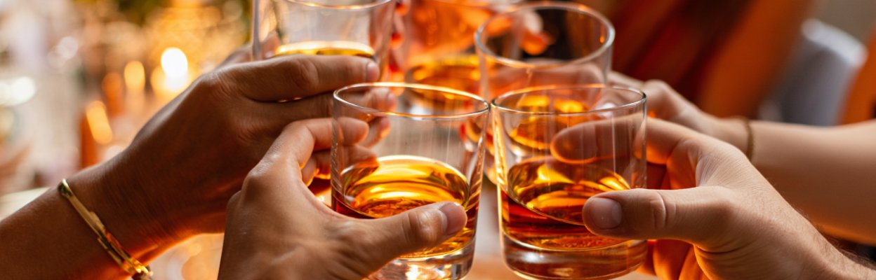 Компания людей чокаются стаканами